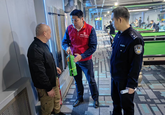 国网新疆物资公司青年志愿服务队联合属地派出所深入辖区商铺开展安全用电、电力设施保护以及消防、反诈等相关知识宣传活动,进一步提升商户安全意识和防诈骗能力。卡默然 摄 国网新疆物资公司青年志愿服务队联合属地派出所深入辖区商铺开展安全用电、电力设施保护以及消防、反诈等相关知识宣传活动,进一步提升商户安全意识和防诈骗能力。卡默然 摄
