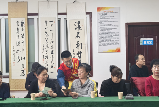 国网新疆营销服务中心青年员工到乌鲁木齐市长春北路社区,开展以“学雷锋、做志愿、服务改革建新功”为主题的志愿服务活动,图为现场为社区老人讲解安全用电知识,解答用电疑问,防范发生用电安全事故,提升居民安全用电意识。王茜璇 摄 国网新疆营销服务中心青年员工到乌鲁木齐市长春北路社区,开展以“学雷锋、做志愿、服务改革建新功”为主题的志愿服务活动,图为现场为社区老人讲解安全用电知识,解答用电疑问,防范发生用电安全事故,提升居民安全用电意识。王茜璇 摄