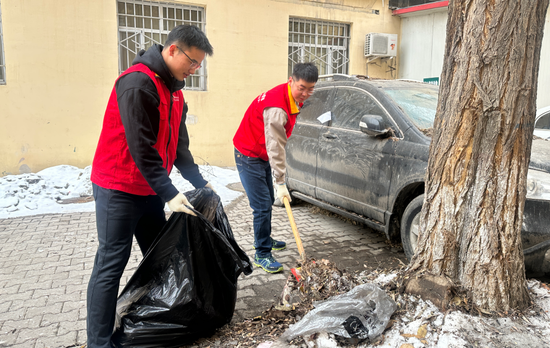 国网伊犁伊河供电公司营销服务中心(电力负荷管理中心)青年志愿者们清扫居民楼周边道路卫生,让环境焕新。王新 摄 国网伊犁伊河供电公司营销服务中心(电力负荷管理中心)青年志愿者们清扫居民楼周边道路卫生,让环境焕新。王新 摄