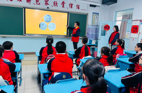 国网奎屯供电公司“向日奎”青年志愿服务队走进独山子区第六小学,开展了一场别开生面的“安全用电知识小课堂”。活动中,队员们通过生动的视频、有趣的互动问答,向小朋友们讲解了安全用电知识,增强小朋友们自我保护意识。张世丽 摄 国网奎屯供电公司“向日奎”青年志愿服务队走进独山子区第六小学,开展了一场别开生面的“安全用电知识小课堂”。活动中,队员们通过生动的视频、有趣的互动问答,向小朋友们讲解了安全用电知识,增强小朋友们自我保护意识。张世丽 摄