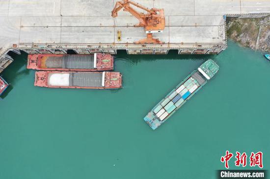 乌江集装箱物流新航线6日正式开启首航。黄连河摄 乌江集装箱物流新航线6日正式开启首航。黄连河摄