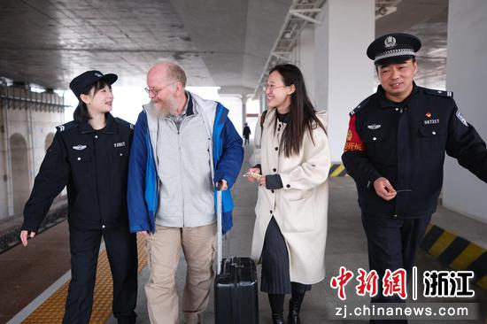 图为:民警帮助旅客。中新社发 贺瑞明 摄