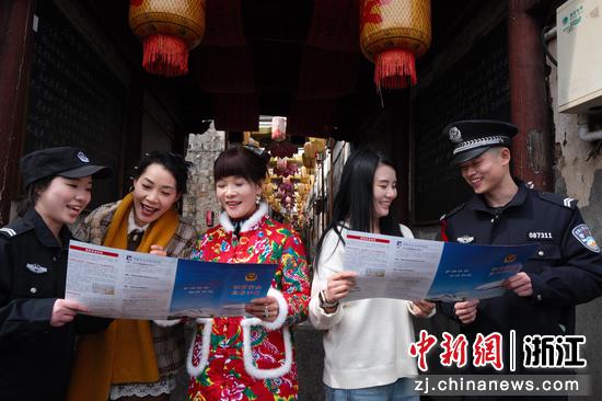 图为:民警们开展主题宣传。中新社发 贺瑞明 摄