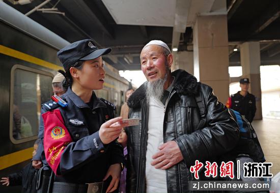 图为:民警帮助旅客。中新社发 贺瑞明 摄