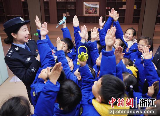图为:民警陪伴小朋友。中新社发 贺瑞明 摄
