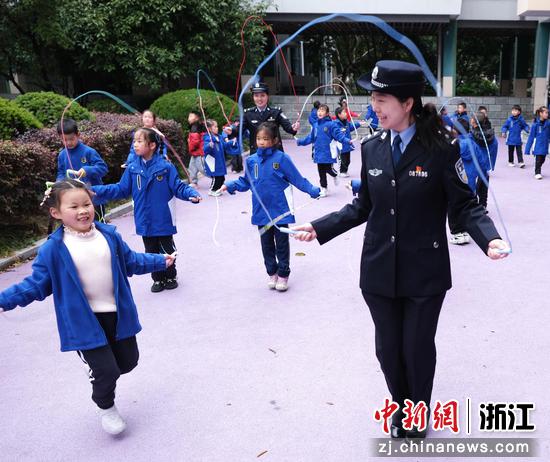 图为:民警陪伴小朋友。中新社发 贺瑞明 摄