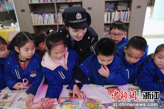 图为:民警陪伴小朋友。中新社发 贺瑞明 摄