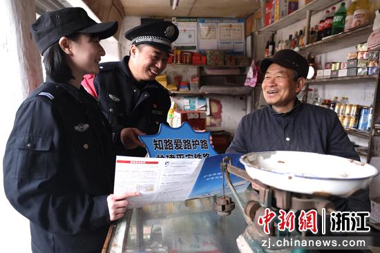 图为:民警们开展主题宣传。中新社发 贺瑞明 摄