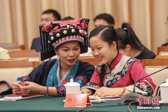 3月6日,十四届全国人大三次会议贵州代表团举行开放团组会议,审议政府工作报告。图为全国人大代表、贵州省黔西南布依族苗族自治州晴隆县布依族服饰非遗代表性传承人李利(左)和全国人大代表、贵州省级非物质文化遗产“赤水竹编”第六代传承人杨昌芹在会前交流。 3月6日,十四届全国人大三次会议贵州代表团举行开放团组会议,审议政府工作报告。图为全国人大代表、贵州省黔西南布依族苗族自治州晴隆县布依族服饰非遗代表性传承人李利(左)和全国人大代表、贵州省级非物质文化遗产“赤水竹编”第六代传承人杨昌芹在会前交流。