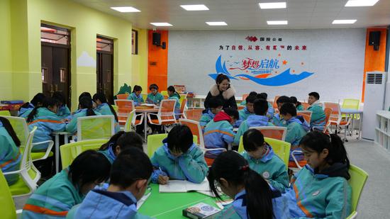 学生在罗甸玉湖实验学校梦想教室学习