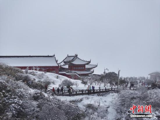图为游客在梵净山登山赏景。
