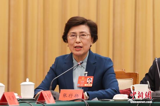 3月6日,十四届全国人大三次会议贵州代表团举行开放团组会议,审议政府工作报告。图为全国人大代表、北京协和医院院长张抒扬在会上发言。 3月6日,十四届全国人大三次会议贵州代表团举行开放团组会议,审议政府工作报告。图为全国人大代表、北京协和医院院长张抒扬在会上发言。
