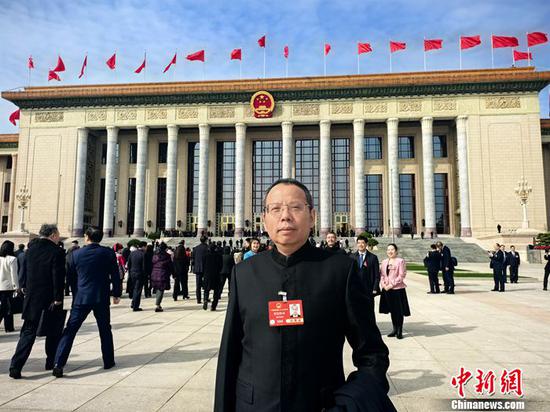 图为全国人大代表、贵州省文联主席欧阳黔森。受访者 供图 图为全国人大代表、贵州省文联主席欧阳黔森。受访者 供图