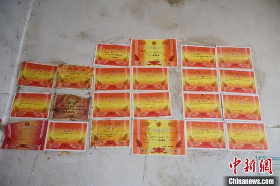 图为贵州省威宁彝族回族苗族自治县五里岗街道居民王粉艳家里的奖状墙。刘美伶 摄 图为贵州省威宁彝族回族苗族自治县五里岗街道居民王粉艳家里的奖状墙。刘美伶 摄