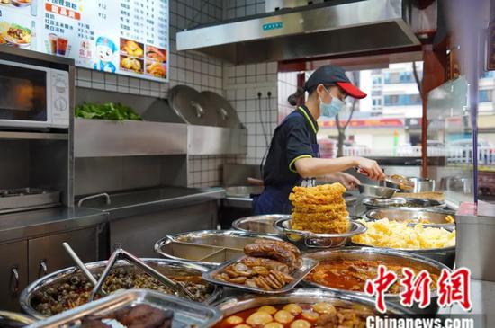 图为螺蛳粉各种配菜。韦国政 摄