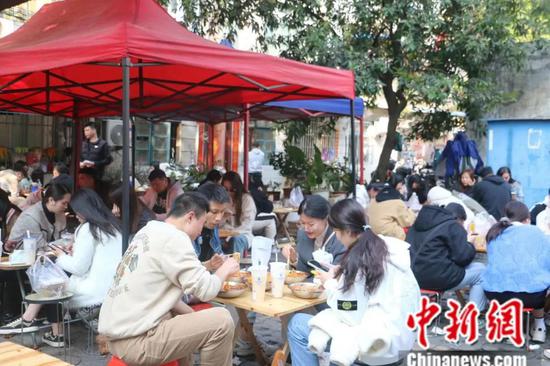 食客在螺蛳粉店打卡。林馨 摄