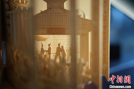 图为杨文建创作的立体书。周燕玲 摄 图为杨文建创作的立体书。周燕玲 摄