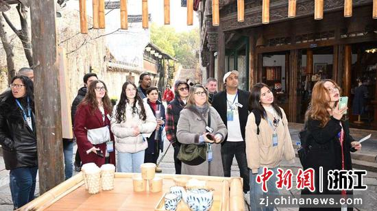 外国友人走进濮院时尚古镇。邵建平 摄 外国友人走进濮院时尚古镇。邵建平 摄