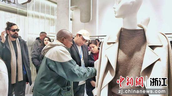 外国友人走进桐乡国际羊绒城。邵建平 摄 外国友人走进桐乡国际羊绒城。邵建平 摄