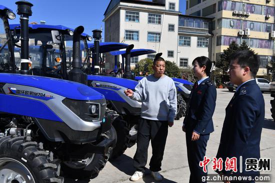 图为国家税务总局威宁县税务局“春风送暖”服务队到威宁惠农农业机械有限公司调研涉税工作,宣传税费政策。张泉辉 图为国家税务总局威宁县税务局“春风送暖”服务队到威宁惠农农业机械有限公司调研涉税工作,宣传税费政策。张泉辉