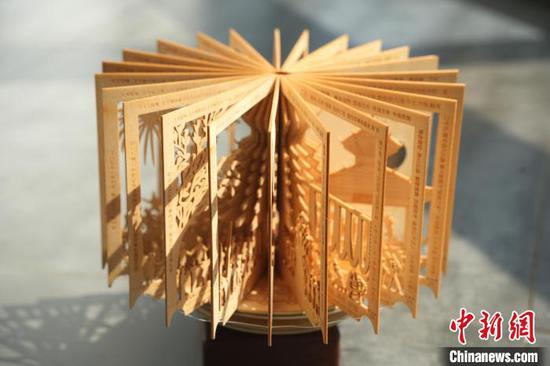 图为杨文建创作的立体书。周燕玲 摄 图为杨文建创作的立体书。周燕玲 摄