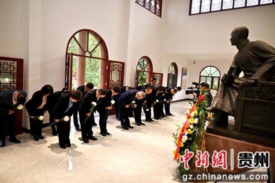 参加仪式全体人员向孙中山先生座像三鞠躬。
