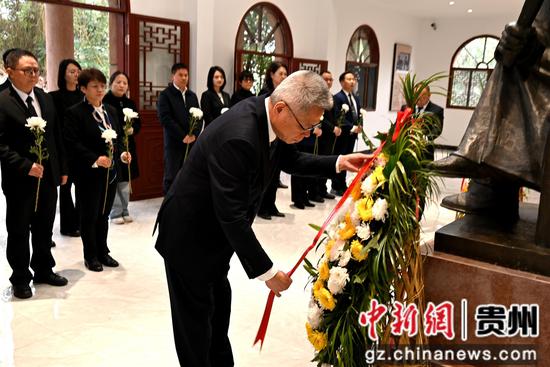贵州省人大常委会副主任、民革贵州省委会主委王世杰代表民革贵州省委会向孙中山先生像敬献花篮