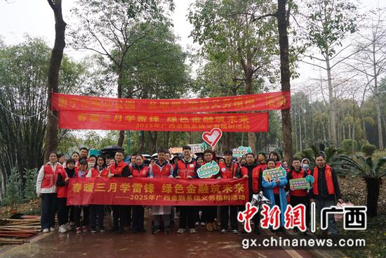 图为义务植树活动现场。工行广西分行 供图