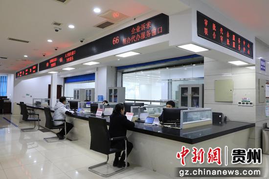 在剑河县政务服务大厅，工作人员正在指导和帮助办事群众办理各项业务。