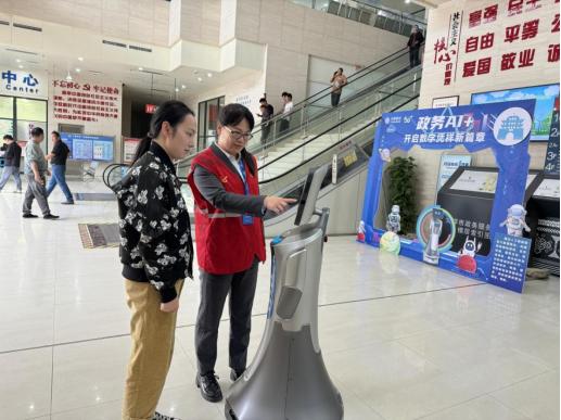AI机器人助力凭祥市智慧政务建设,提升服务效率与群众满意度。黄岚 摄 AI机器人助力凭祥市智慧政务建设,提升服务效率与群众满意度。黄岚 摄