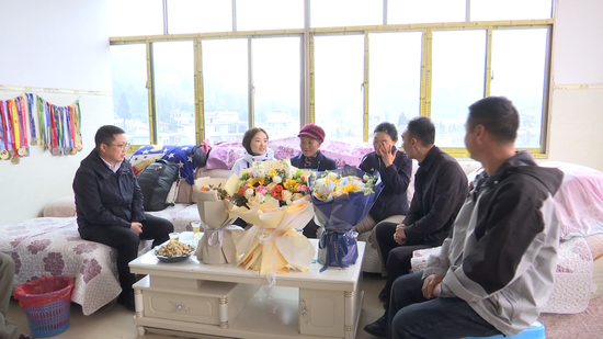 亚冬会冠军文颖载誉返乡 亚冬会冠军文颖载誉返乡