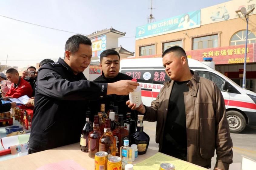 莎車縣開展以“共筑滿意消費”為主題的“3·15”消費者權(quán)益保護日宣傳活動