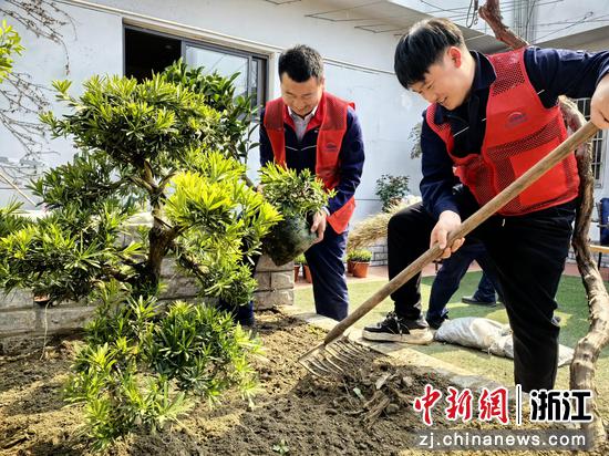 浙江高速石油员工公益植树。浙江高速石油 供图