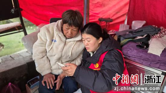 志愿者教残疾人使用智能手机在线缴费。金华市烟草专卖局 供图 志愿者教残疾人使用智能手机在线缴费。金华市烟草专卖局 供图