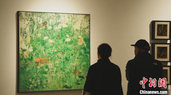3月14日,2025全国漆画邀请展暨“多彩黔峰•丹漆随梦”首届贵州漆画作品展在贵州师范大学美术馆开展,这是全国性漆画艺术展览首次在贵州展出,共展出205件漆画作品,吸引众多观众和学生前来参观,沉浸式品味大漆之美。周燕玲 摄 3月14日,2025全国漆画邀请展暨“多彩黔峰•丹漆随梦”首届贵州漆画作品展在贵州师范大学美术馆开展,这是全国性漆画艺术展览首次在贵州展出,共展出205件漆画作品,吸引众多观众和学生前来参观,沉浸式品味大漆之美。周燕玲 摄