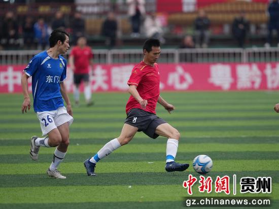 图为鄱阳县足球队与贵州“村超”东门村足球队友谊赛现场。韦贵金 摄