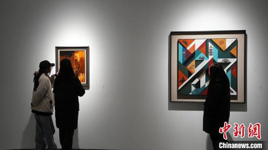 3月14日,2025全国漆画邀请展暨“多彩黔峰•丹漆随梦”首届贵州漆画作品展在贵州师范大学美术馆开展,这是全国性漆画艺术展览首次在贵州展出,共展出205件漆画作品,吸引众多观众和学生前来参观,沉浸式品味大漆之美。周燕玲 摄 3月14日,2025全国漆画邀请展暨“多彩黔峰•丹漆随梦”首届贵州漆画作品展在贵州师范大学美术馆开展,这是全国性漆画艺术展览首次在贵州展出,共展出205件漆画作品,吸引众多观众和学生前来参观,沉浸式品味大漆之美。周燕玲 摄