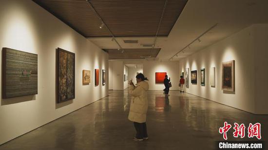 3月14日,2025全国漆画邀请展暨“多彩黔峰•丹漆随梦”首届贵州漆画作品展在贵州师范大学美术馆开展,这是全国性漆画艺术展览首次在贵州展出,共展出205件漆画作品,吸引众多观众和学生前来参观,沉浸式品味大漆之美。周燕玲 摄 3月14日,2025全国漆画邀请展暨“多彩黔峰•丹漆随梦”首届贵州漆画作品展在贵州师范大学美术馆开展,这是全国性漆画艺术展览首次在贵州展出,共展出205件漆画作品,吸引众多观众和学生前来参观,沉浸式品味大漆之美。周燕玲 摄