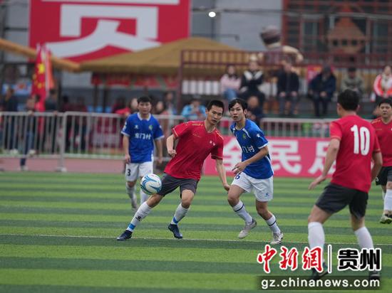 图为鄱阳县足球队与贵州“村超”东门村足球队友谊赛现场。韦贵金 摄
