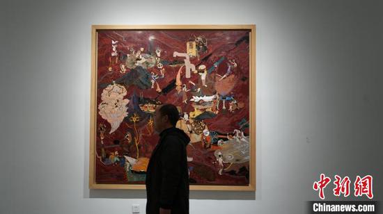 3月14日,2025全国漆画邀请展暨“多彩黔峰•丹漆随梦”首届贵州漆画作品展在贵州师范大学美术馆开展,这是全国性漆画艺术展览首次在贵州展出,共展出205件漆画作品,吸引众多观众和学生前来参观,沉浸式品味大漆之美。周燕玲 摄 3月14日,2025全国漆画邀请展暨“多彩黔峰•丹漆随梦”首届贵州漆画作品展在贵州师范大学美术馆开展,这是全国性漆画艺术展览首次在贵州展出,共展出205件漆画作品,吸引众多观众和学生前来参观,沉浸式品味大漆之美。周燕玲 摄