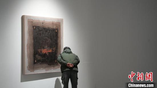 3月14日,2025全国漆画邀请展暨“多彩黔峰•丹漆随梦”首届贵州漆画作品展在贵州师范大学美术馆开展,这是全国性漆画艺术展览首次在贵州展出,共展出205件漆画作品,吸引众多观众和学生前来参观,沉浸式品味大漆之美。周燕玲 摄 3月14日,2025全国漆画邀请展暨“多彩黔峰•丹漆随梦”首届贵州漆画作品展在贵州师范大学美术馆开展,这是全国性漆画艺术展览首次在贵州展出,共展出205件漆画作品,吸引众多观众和学生前来参观,沉浸式品味大漆之美。周燕玲 摄