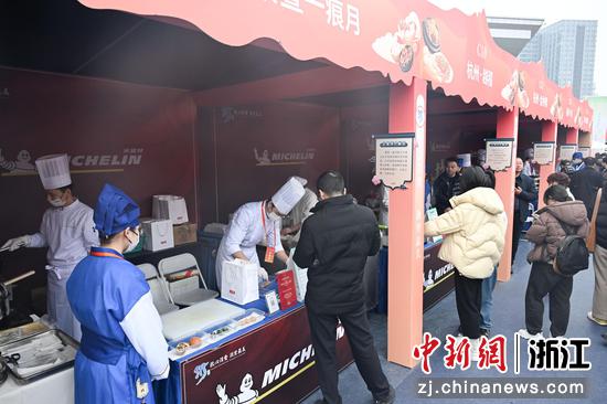 图为:市民选购米其林榜单餐厅的美食。中新社记者 王刚 摄