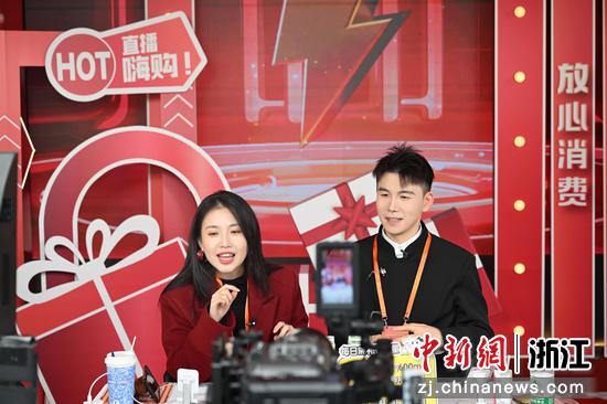 图为:工作人员开展线上促消费直播。中新社记者 王刚 摄