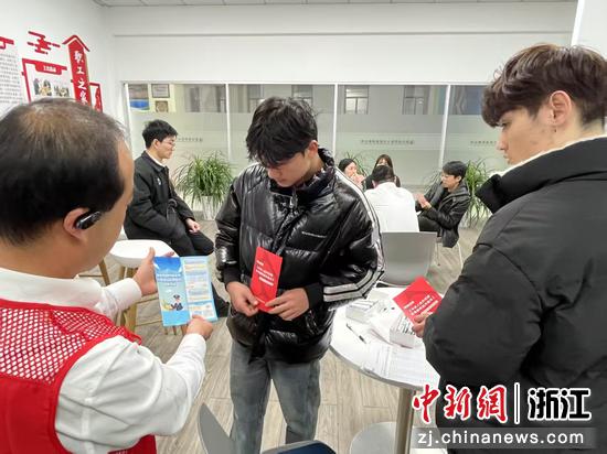 浙商银行金融顾问走进企业科普防范电信诈骗知识。浙商银行 供图