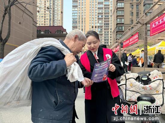 浙商银行西安世纪大道支行开展“健康义诊进社区 金融科普护万家”活动。浙商银行 供图