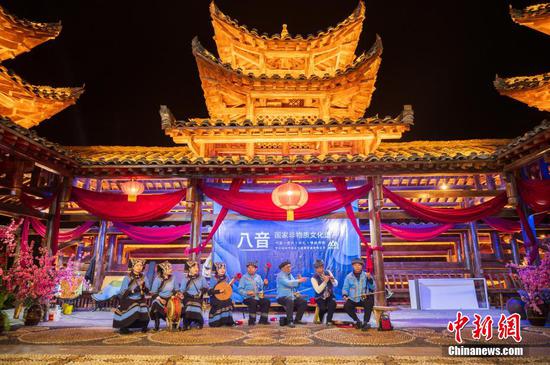 图为峰林布依景区布依八音坐唱演出。 图为峰林布依景区布依八音坐唱演出。