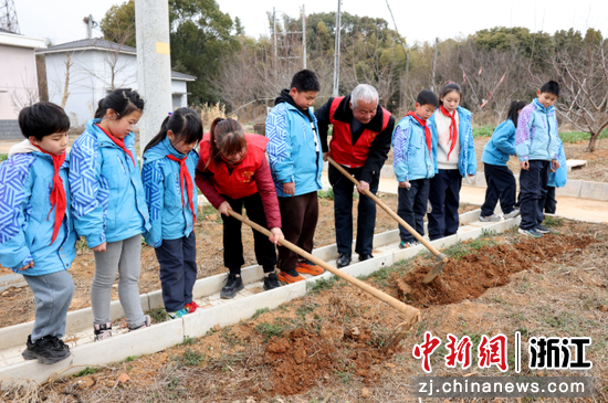 在义工的指导下，学生们体验了翻土、播种等农耕环节。张泽民供图