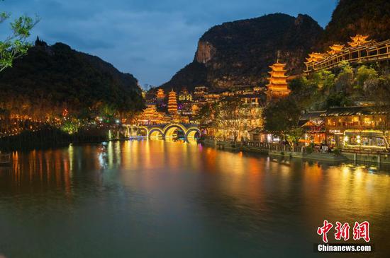 图为峰林布依景区夜景。 图为峰林布依景区夜景。