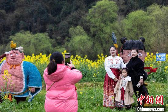 图为3月15日游客在赏花拍照。史开心 摄 图为3月15日游客在赏花拍照。史开心 摄
