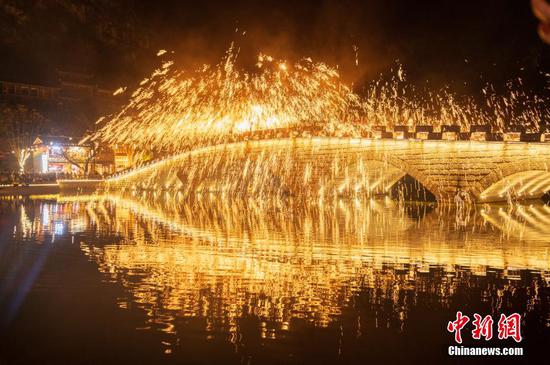 图为游客峰林布依景区观看打铁花。 图为游客峰林布依景区观看打铁花。